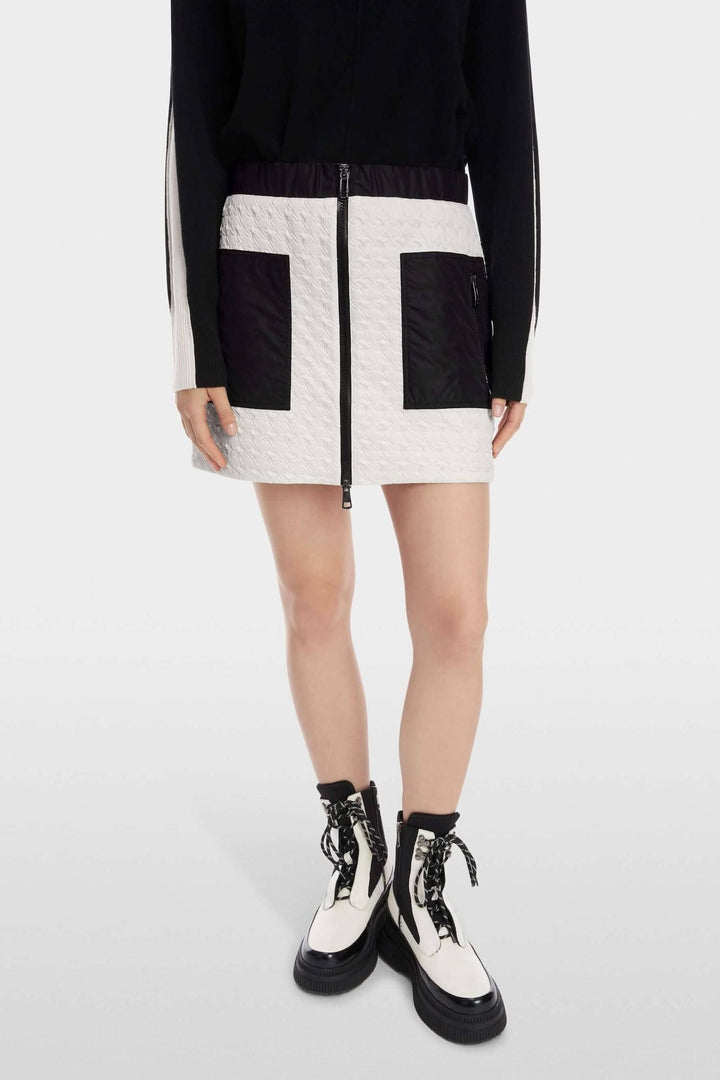 Mini-jupe matelassée avec poches zippées et fermeture éclair, style sportif et décontracté.