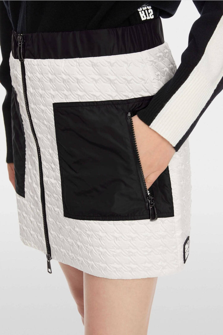 Mini-jupe matelassée sport avec poches zippées et fermeture éclair à double sens, style décontracté.