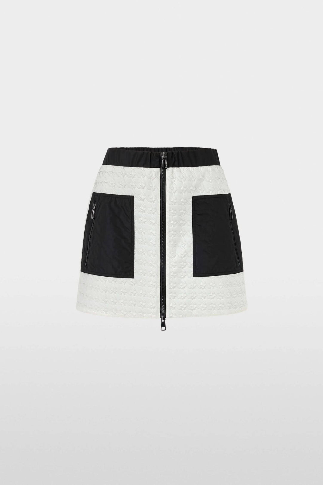 Mini-jupe matelassée sport avec poches noires et fermeture éclair à double sens, légèrement évasée.