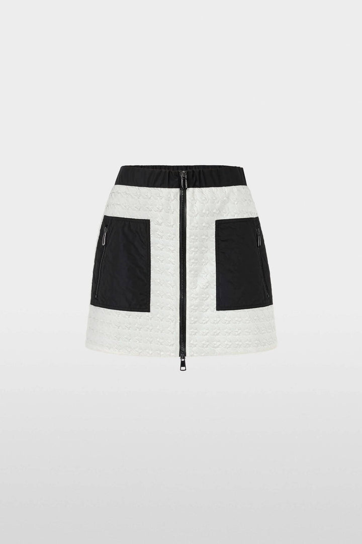 Mini-jupe matelassée sport avec poches noires et fermeture éclair à double sens, légèrement évasée.