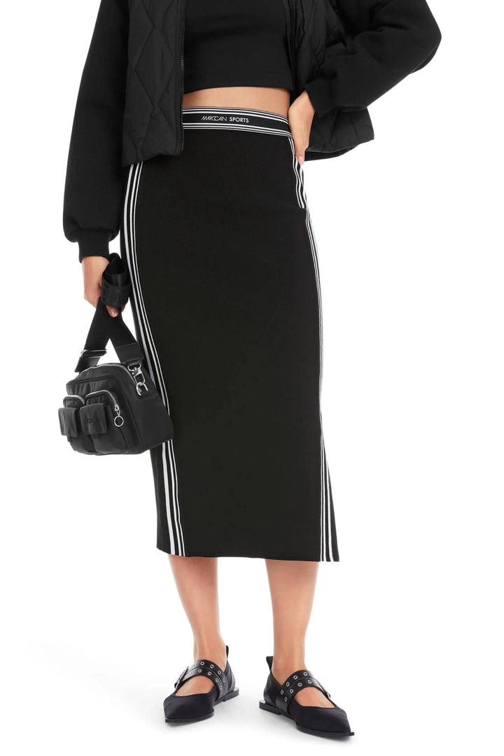 Jupe mi-longue noire avec fente latérale, bande élastique et rayures blanches, éco-durable.
