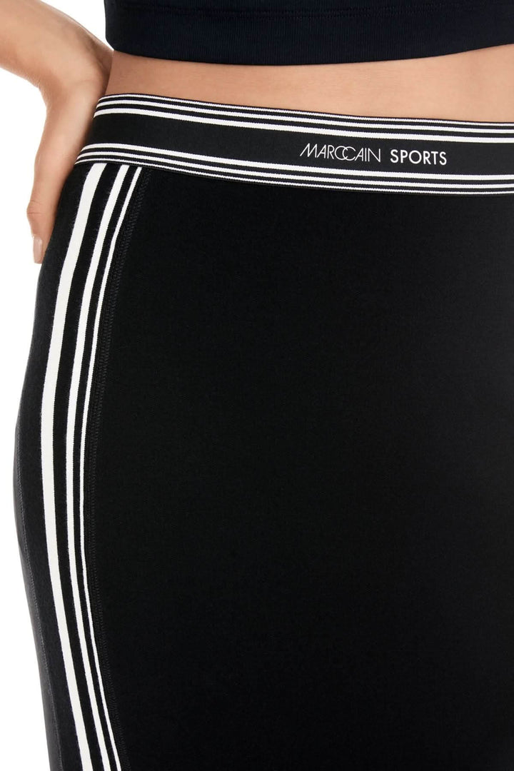 Détail de la jupe mi-longue noire avec bande élastique rayée de Marc Cain Sports.