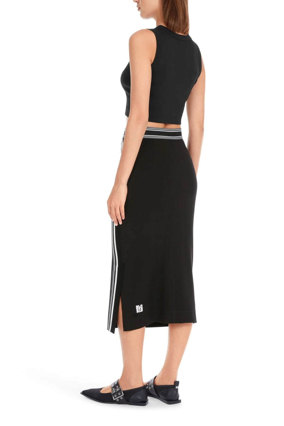 Jupe mi-longue noire avec fente latérale et bande de taille élastique, portée par un mannequin.