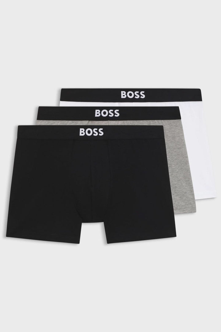 Lot de trois boxers longs BOSS avec ceinture élastique noire, grise et blanche, alliant confort et style.