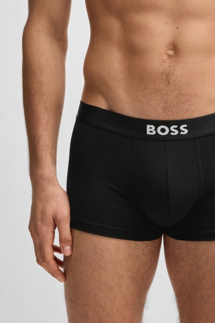 Boxers courts BOSS noirs avec ceinture élastique à logo, offrant confort et élégance moderne.
