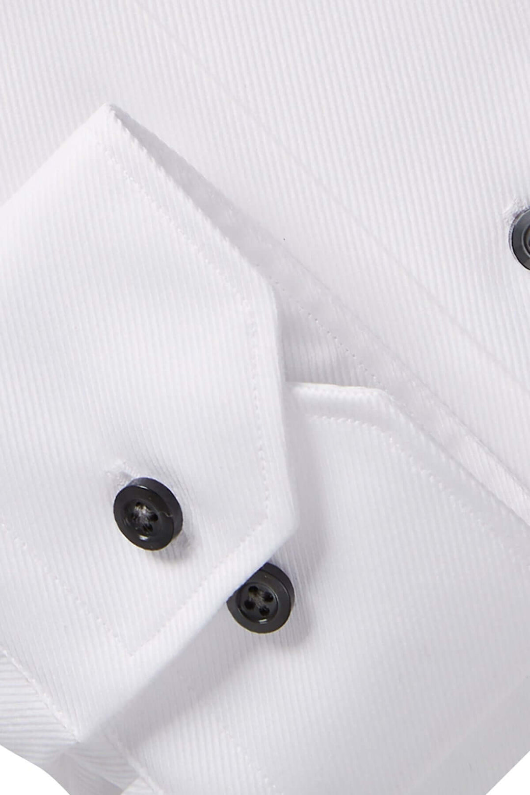 Détail de la chemise classique en sergé avec col contrastant et boutons foncés élégants.