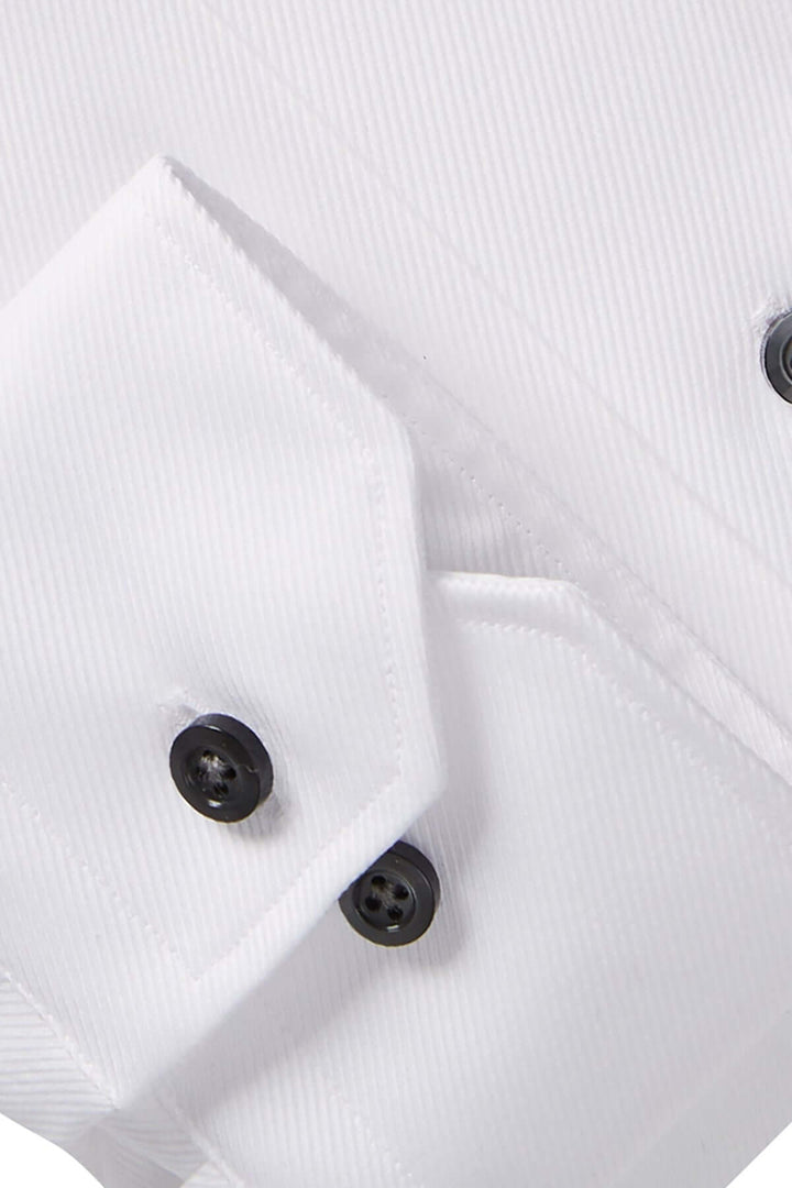 Détail de la chemise classique en sergé avec col contrastant et boutons foncés élégants.