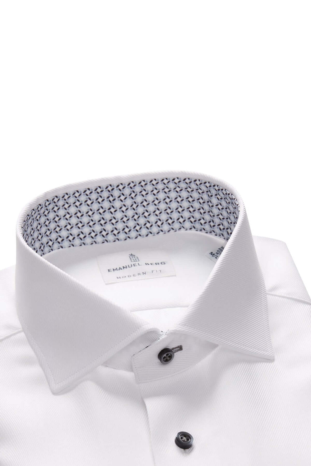 Chemise classique blanche avec col à motif géométrique, élégante et moderne, parfaite pour les tenues professionnelles.