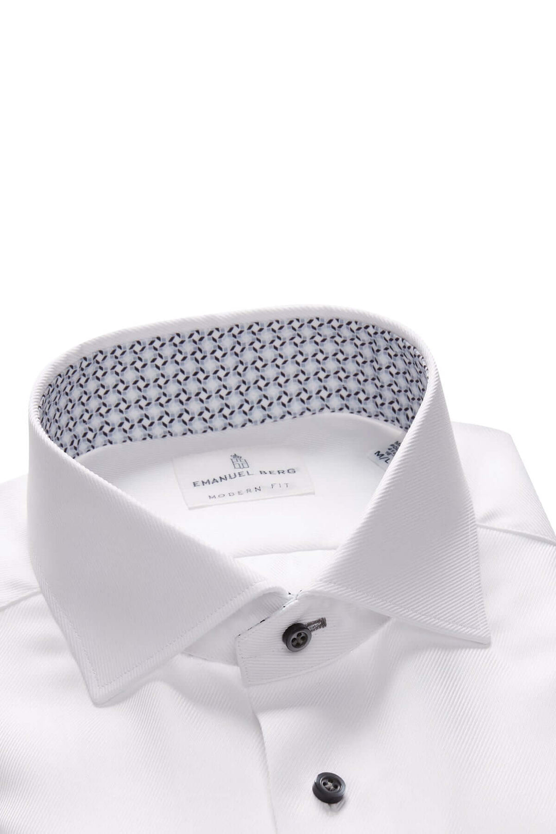 Chemise classique blanche avec col à motif géométrique, élégante et moderne, parfaite pour les tenues professionnelles.