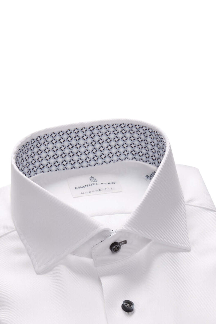 Chemise classique blanche avec col à motif géométrique, élégante et moderne, parfaite pour les tenues professionnelles.