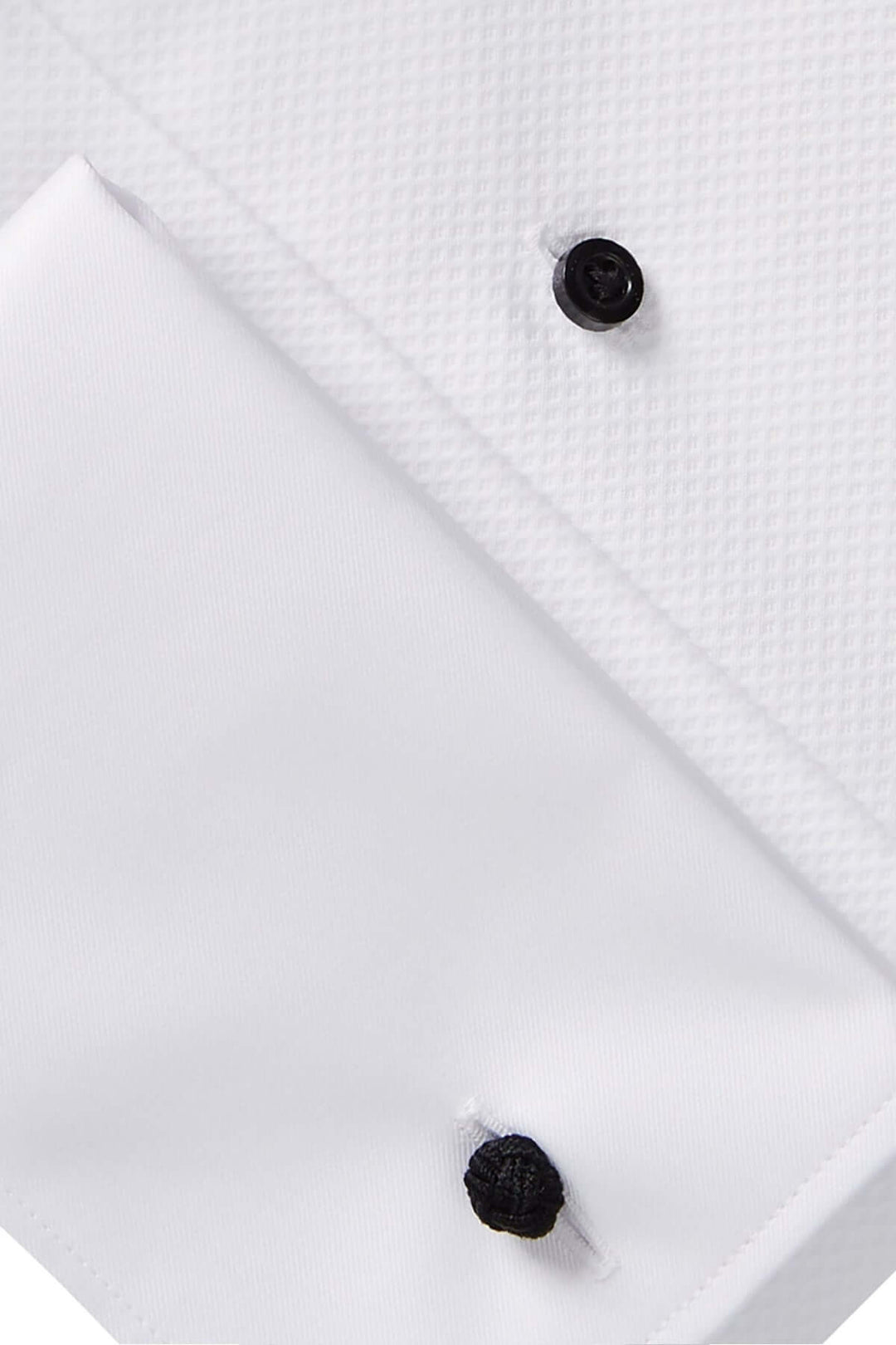 Détails de la chemise habillée avec tissu texturé et boutons de manchette noirs élégants.