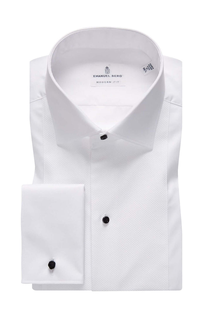 Chemise habillée élègante à col rigide, en tissu texturé, avec poignets pour boutons de manchette, style moderne et raffiné.