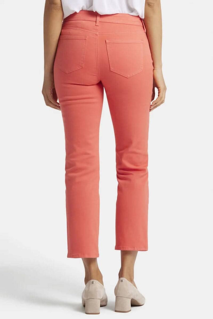 Pantalon Marilyn femme rose, coupe classique à cinq poches, longueur cheville, vu de l'arrière.