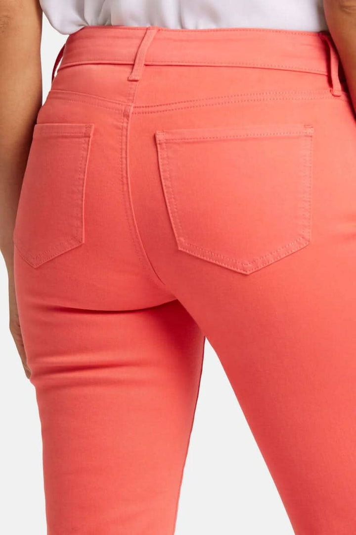 Détails des pantalons Marilyn en couleur corail, montrant l'arrière et les poches arrière classiques.