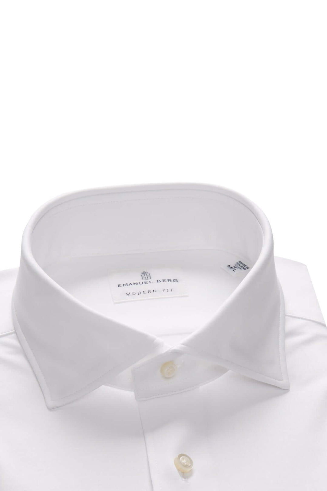 Col structuré d'une chemise habillée en coton, mettant en évidence une coupe moderne et un subtil motif texturé.