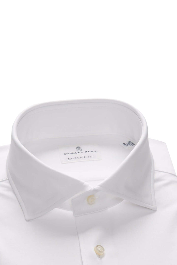 Col structuré d'une chemise habillée en coton, mettant en évidence une coupe moderne et un subtil motif texturé.