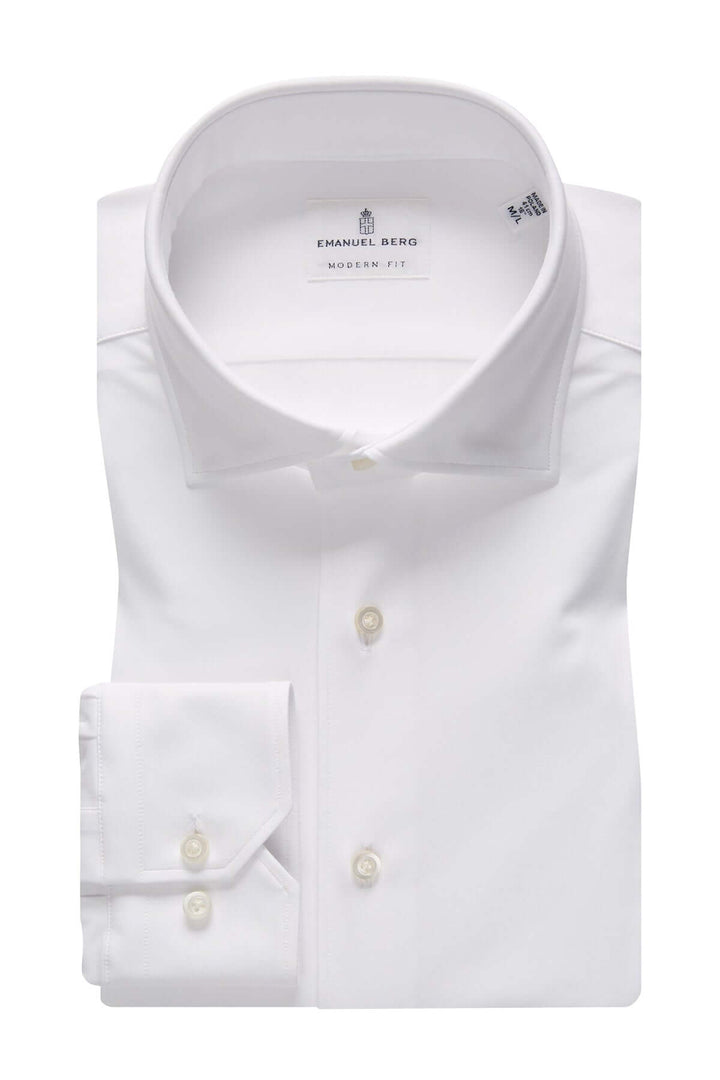 Chemise habillée blanche en coton avec col classique et poignets ajustables, élégante et moderne.