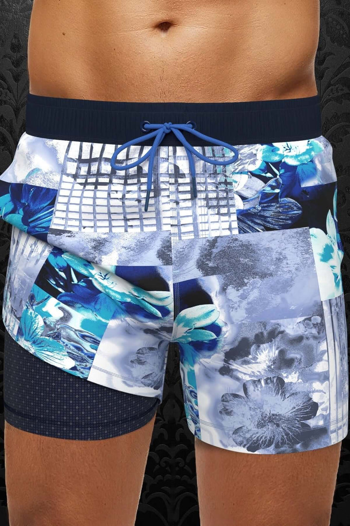 Maillot de bain Lacourt à imprimé floral dynamique en turquoise et bleu, avec taille élastique et cordon de serrage.