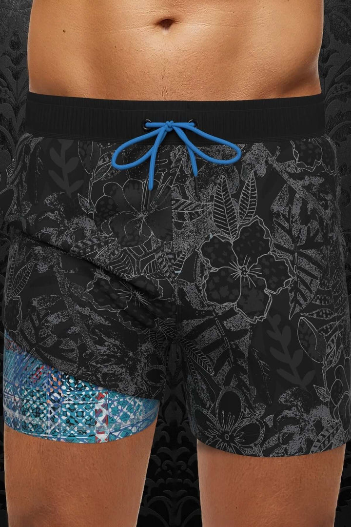 Maillot de bain Naber à imprimé floral noir et bande colorée, alliant élégance et confort.