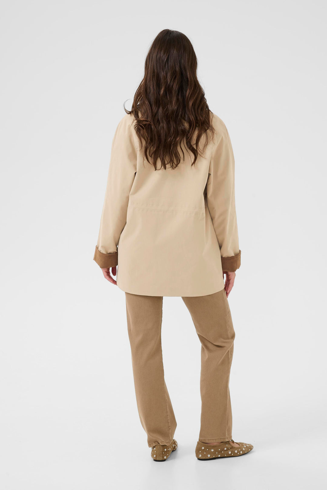 Vue arrière du Manteau Jaxy avec col et revers en velours côtelé contrastant, coupe droite ample, mi-saison, poches appliquées.