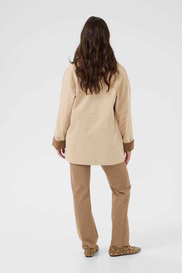 Vue arrière du Manteau Jaxy avec col et revers en velours côtelé contrastant, coupe droite ample, mi-saison, poches appliquées.