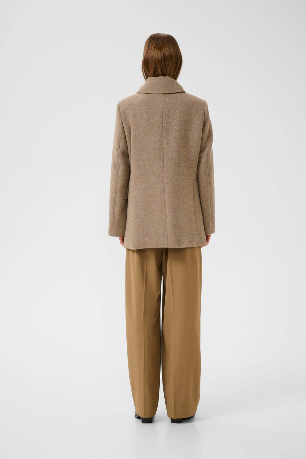 Vue arrière du Manteau Perry croisé en laine, élégant et structuré, parfait pour l'hiver avec un col à larges revers.