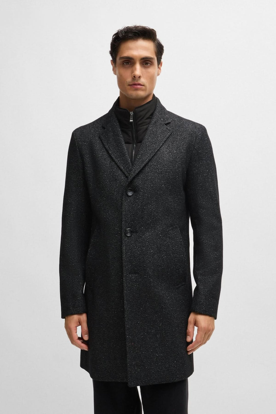 Manteau en tweed noir ajusté avec fermeture éclair intérieure, style élégant pour hommes.