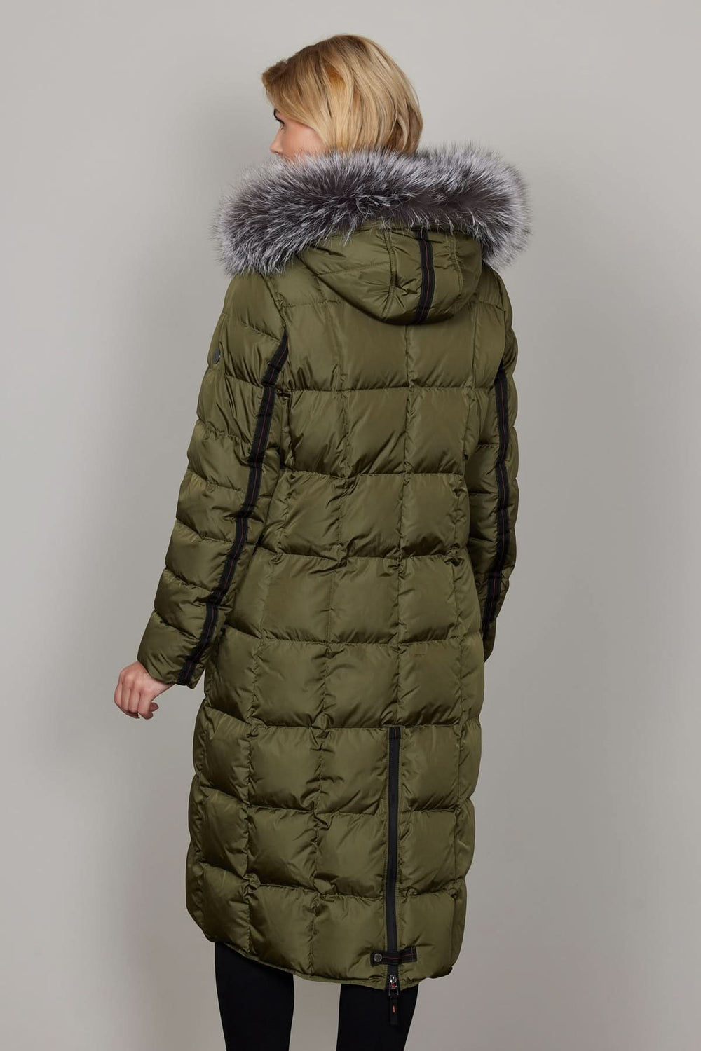 Manteau à capuche avec fourrure, long matelassé, isolé, avec poches zippées, col haut, idéal pour l'hiver, vue de dos.