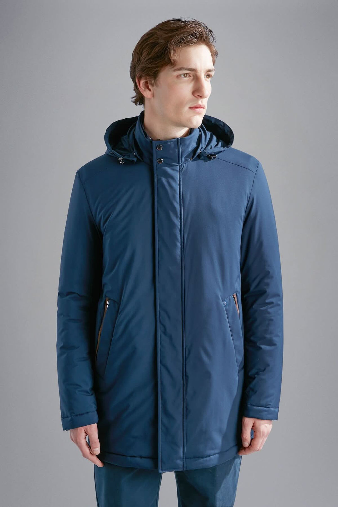 Manteau d'hiver bleu marine avec capuche, poches zippées et coupe confortable, idéal pour les journées froides.