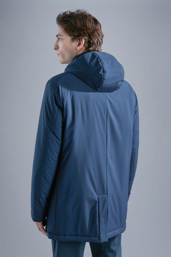 Manteau d'hiver Primaloft bleu marine avec capuche, arrière visible, conçu pour le confort et la chaleur.