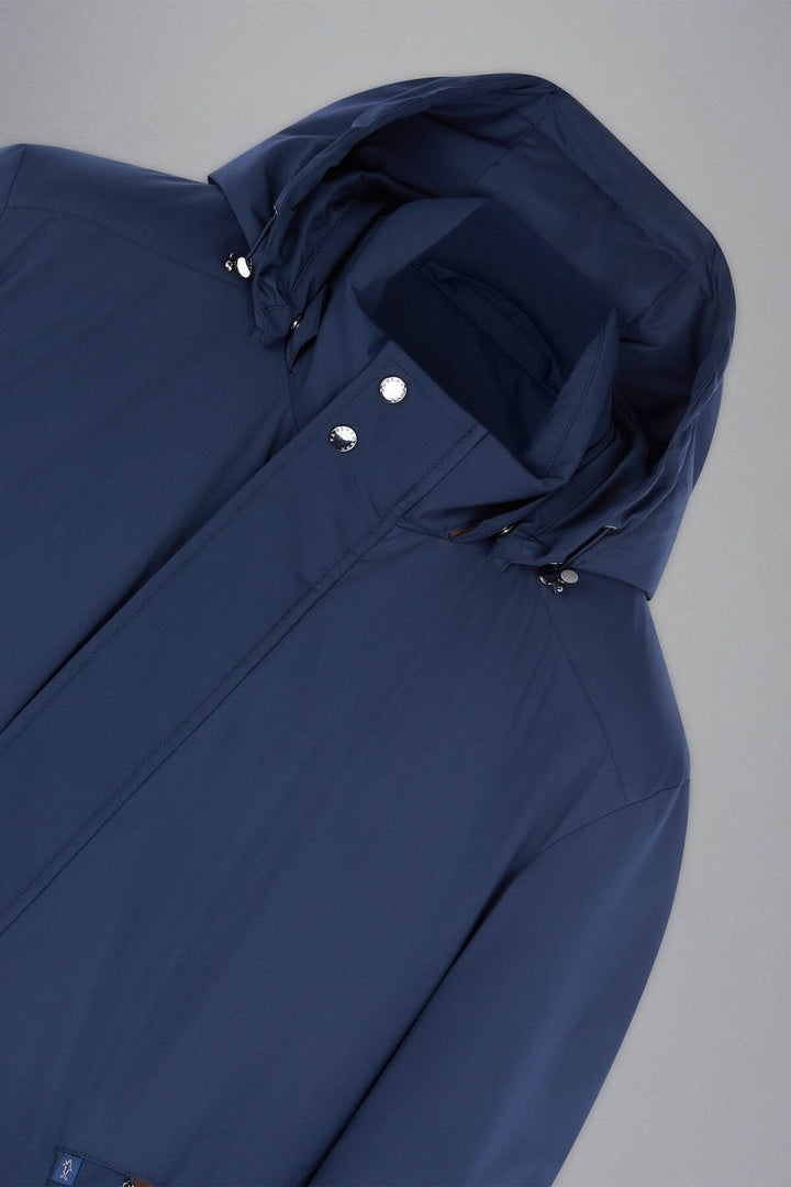 Manteau d'hiver bleu marine avec capuche ajustable et boutons, parfait pour les journées froides.