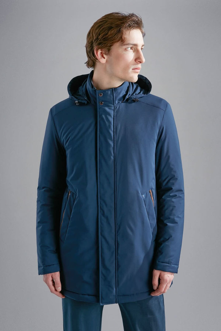 Manteau d'hiver bleu marine avec capuche ajustable et poches zippées, idéal pour jours froids.