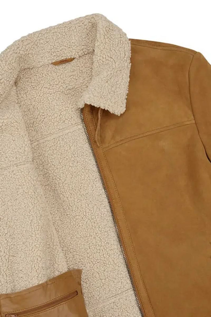Manteau en cuir avec intérieur en fausse fourrure, style urbain et confortable.