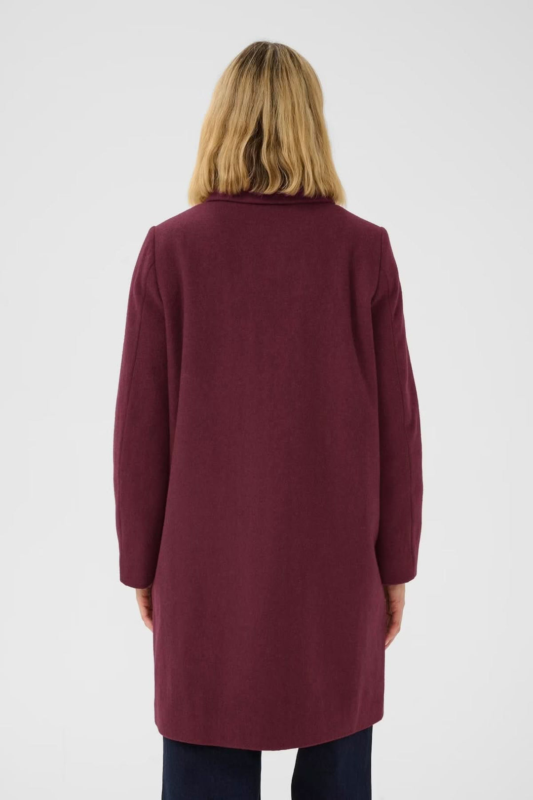 Vue arrière d'un manteau en laine élégant, coupe droite, couleur bordeaux, avec col chemise. Parfait pour un look hivernal sophistiqué.