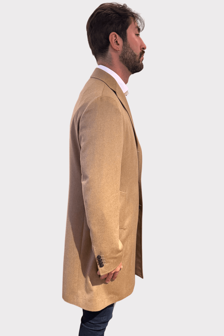 Manteau en poil de chameau, coupe ajustée, couleur chaude, en vue de profil sur un homme, style élégant.