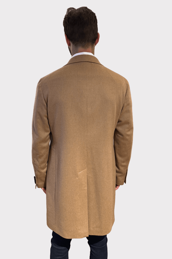 Manteau en poil de chameau pour homme, coupe ajustée et couleur chaude, vue de dos.