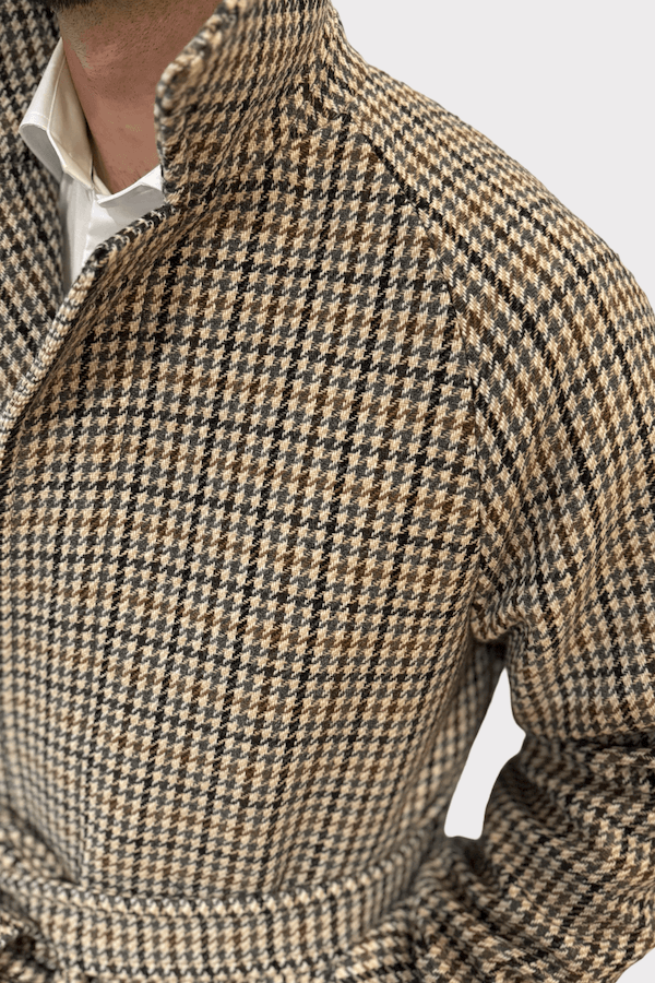 Manteau en tweed à motif pied-de-poule pour homme, élégant et confortable, style intemporel.
