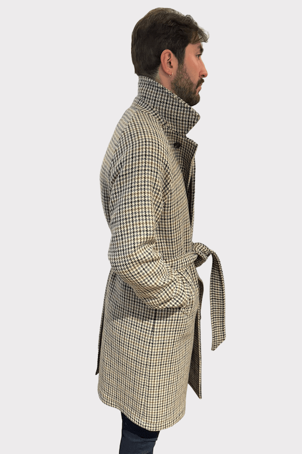 Manteau en tweed à motif pied-de-poule, style intemporel pour hommes, coupe longue et col montant.
