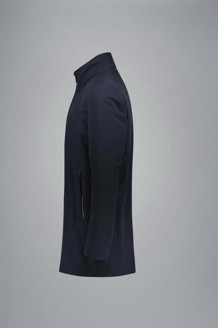 Manteau imperméable Typhoon® RE-4x4 Stretch à capuchon amovible pour hommes vu de côté, couleur marine élégante.