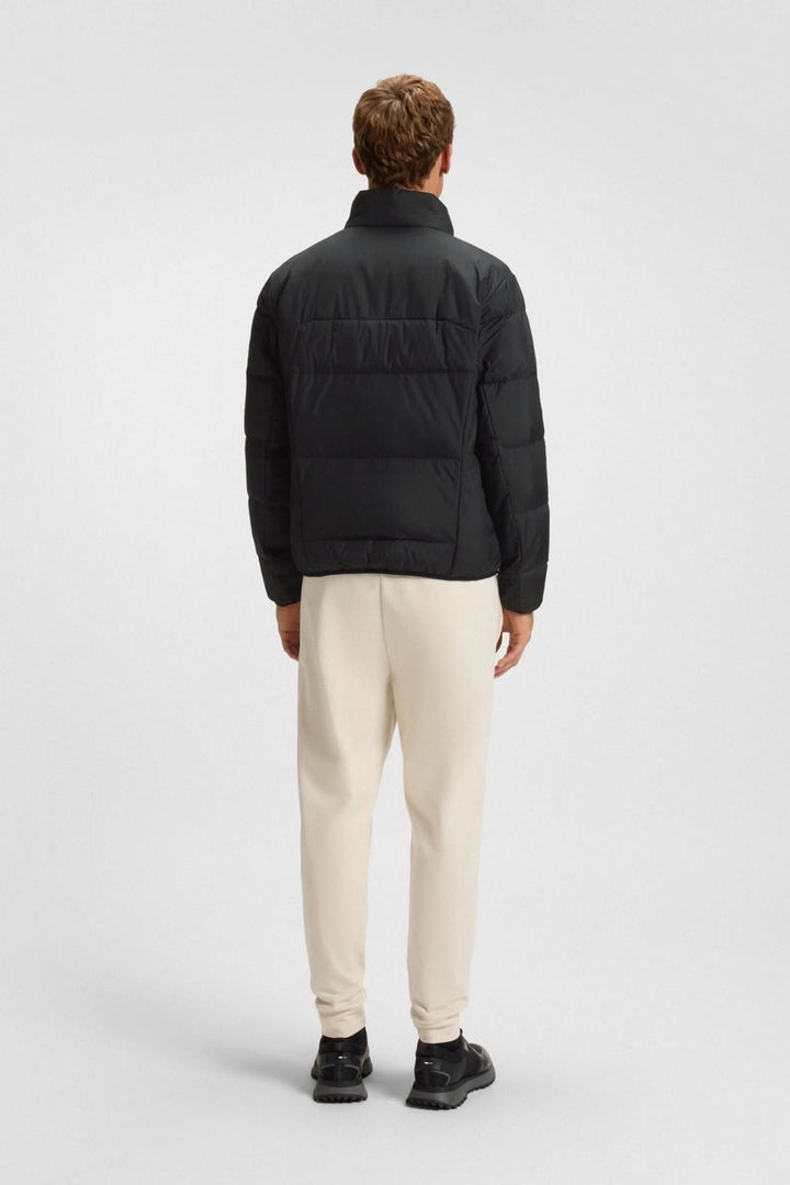 Manteau matelassé déperlant en duvet avec poche sur la manche BOSS, offrant chaleur et confort pour la mi-saison.