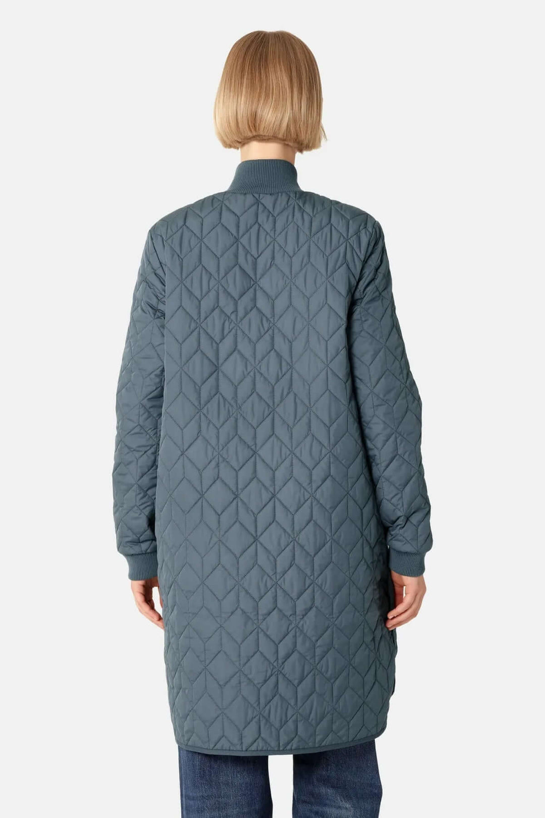 Manteau matelassé long à col montant avec motifs géométriques, vu de dos, idéal pour un look urbain élégant et moderne.