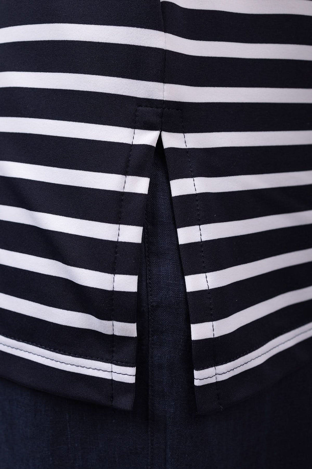 Détail du tissu rayé de la marinière à col bateau PHARE en matière douce et extensible, manches trois-quarts élégantes.