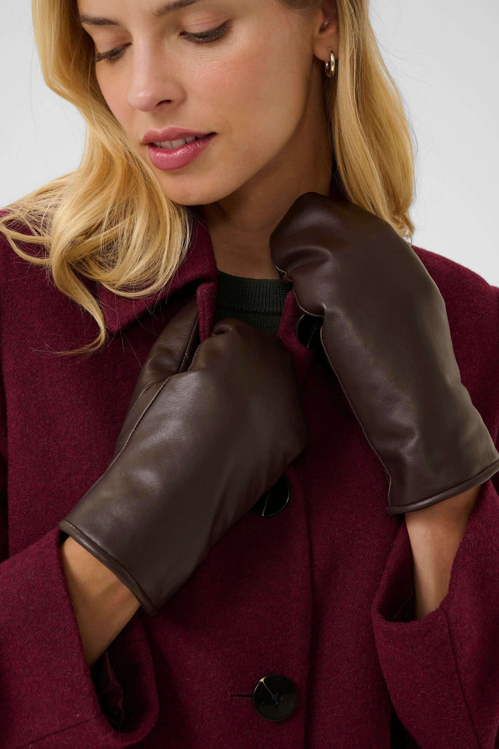 Femme portant des Mitaines Fiori en cuir véritable, stylées et chaudes, parfaites pour l&