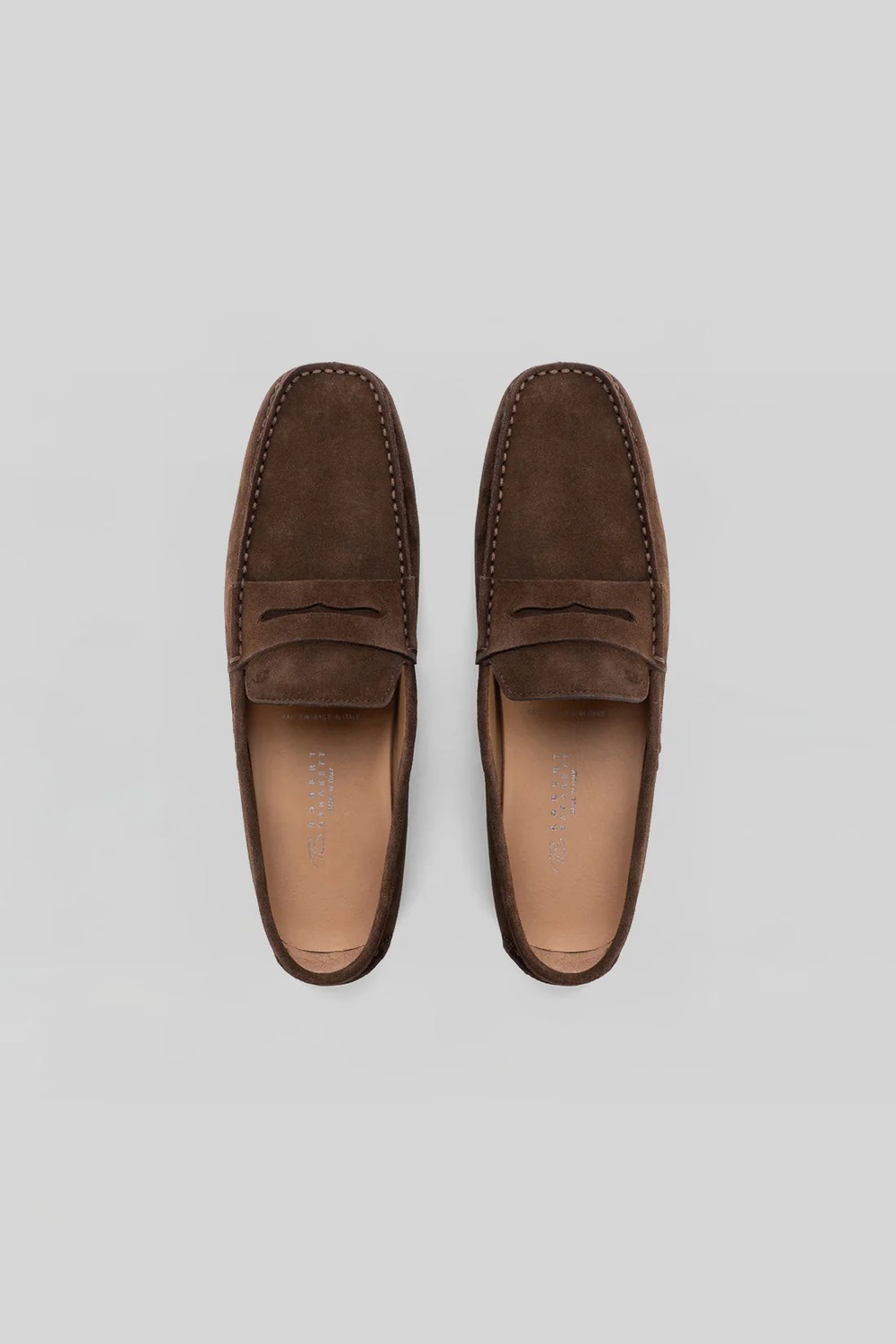 Mocassin Conor en suède marron élégant et décontracté, fabriqué en Italie avec cuir de veau, semelle intérieure EVA pour confort durable.