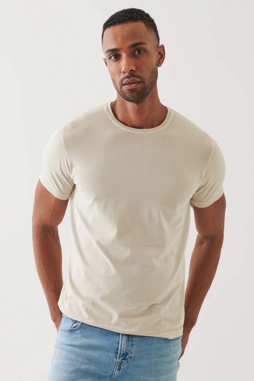 T-shirt stretch vintage wash en coton pima, col rond et coupe régulière, porté par un homme.
