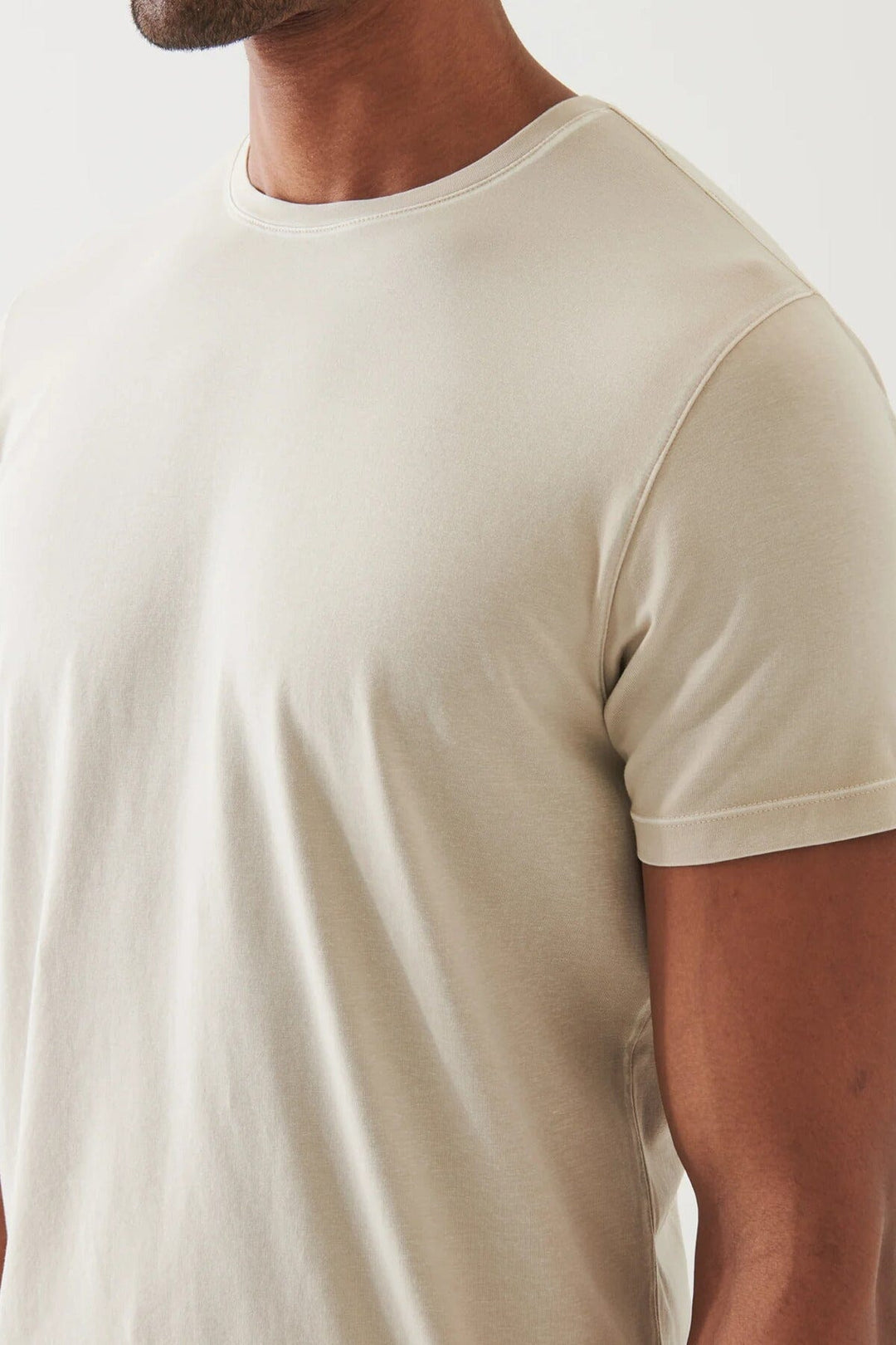 T-shirt stretch vintage wash en coton pima avec col ras du cou et manches courtes, aspect délavé.