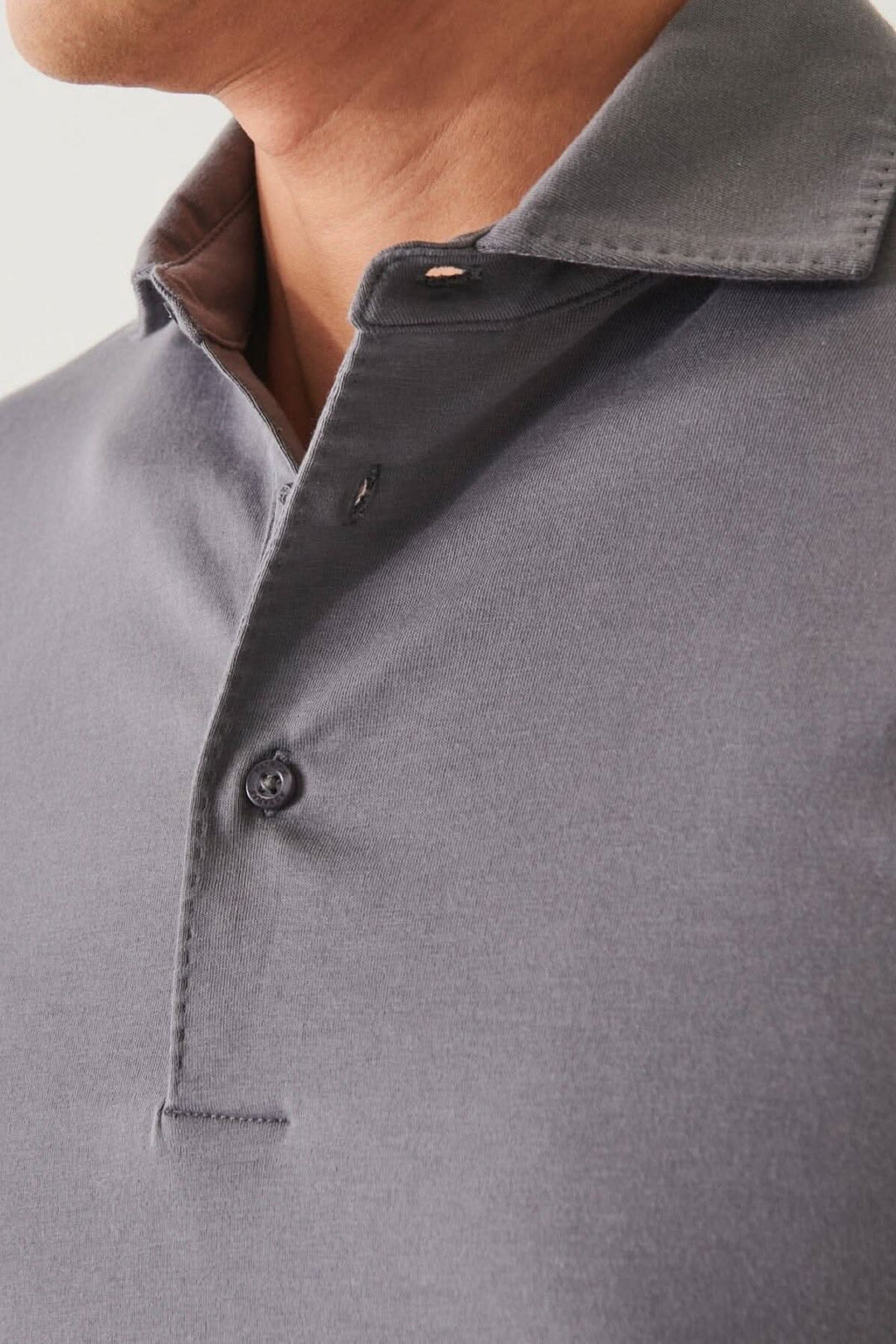 Polo en coton stretch à manches longues, col surpiqué, couleur gris, ajustement régulier, style décontracté ou élégant.