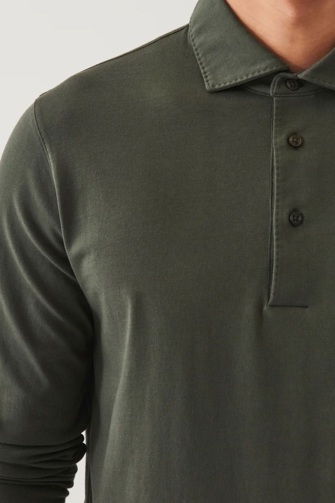 Polo à manches longues en coton stretch, col surpiqué, look décontracté et élégant.