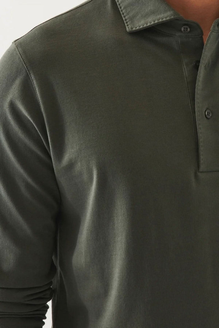 Polo à manches longues en coton pima péruvien, col surpiqué, couleur vert foncé, ajustement régulier.