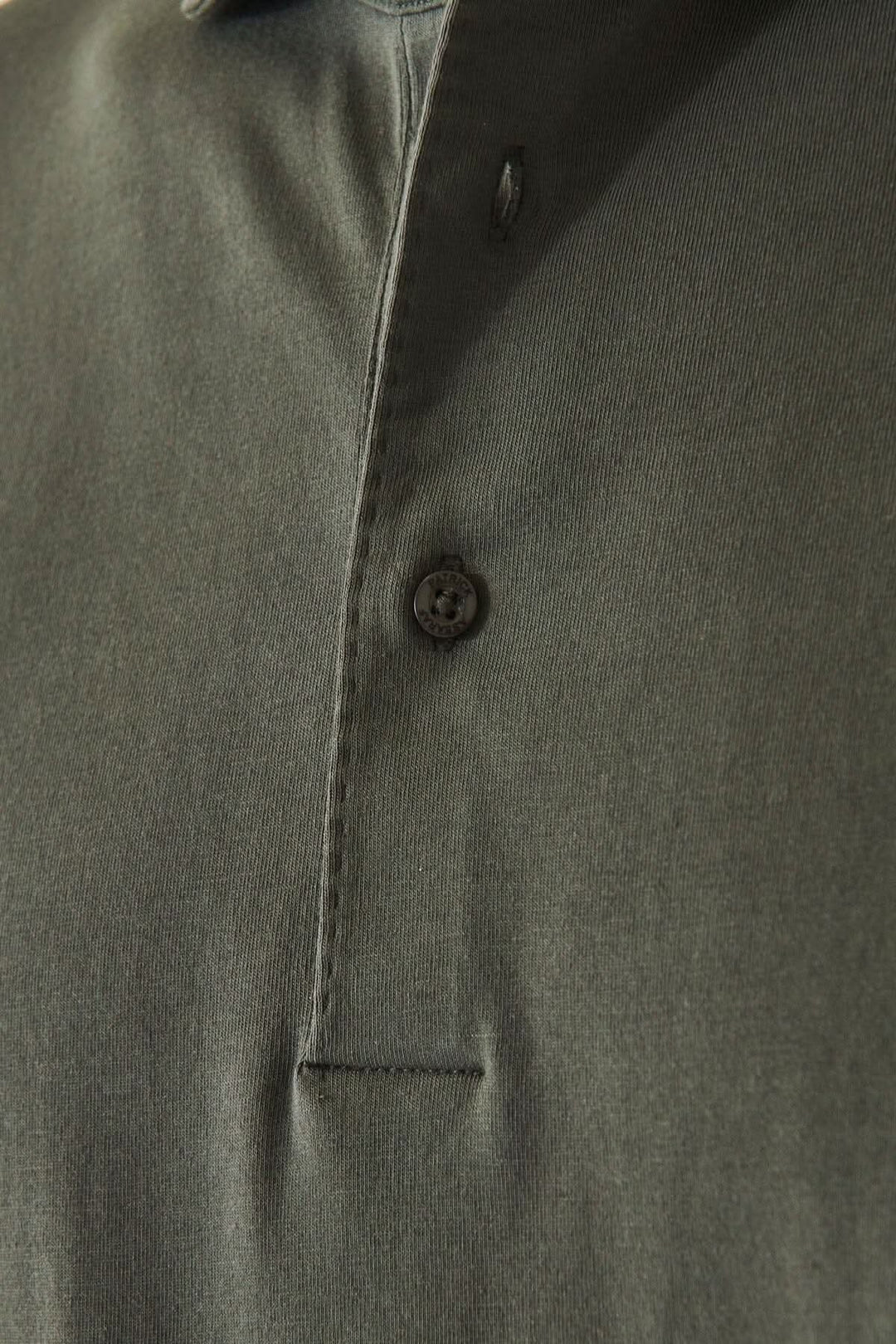 Polo en coton stretch à manches longues avec col surpiqué et bouton, couleur kaki.